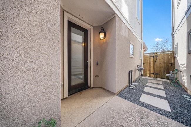 Building Photo - 6755 Highclere Manor Ln