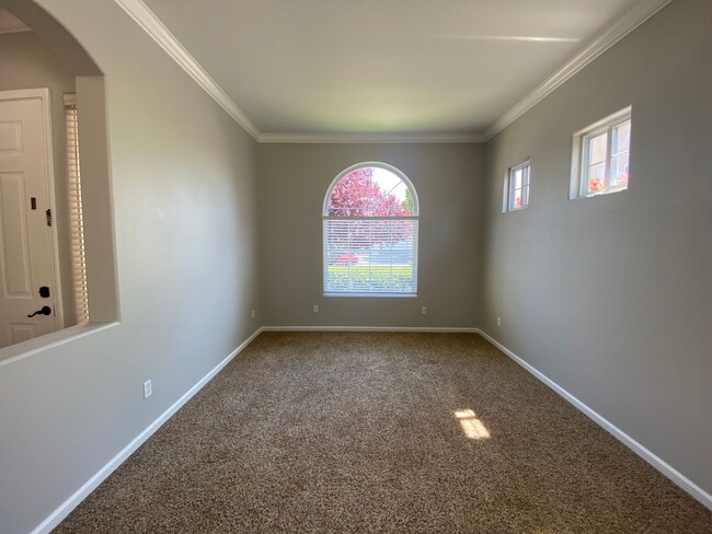 Building Photo - 4 bedroom in Paso Robles