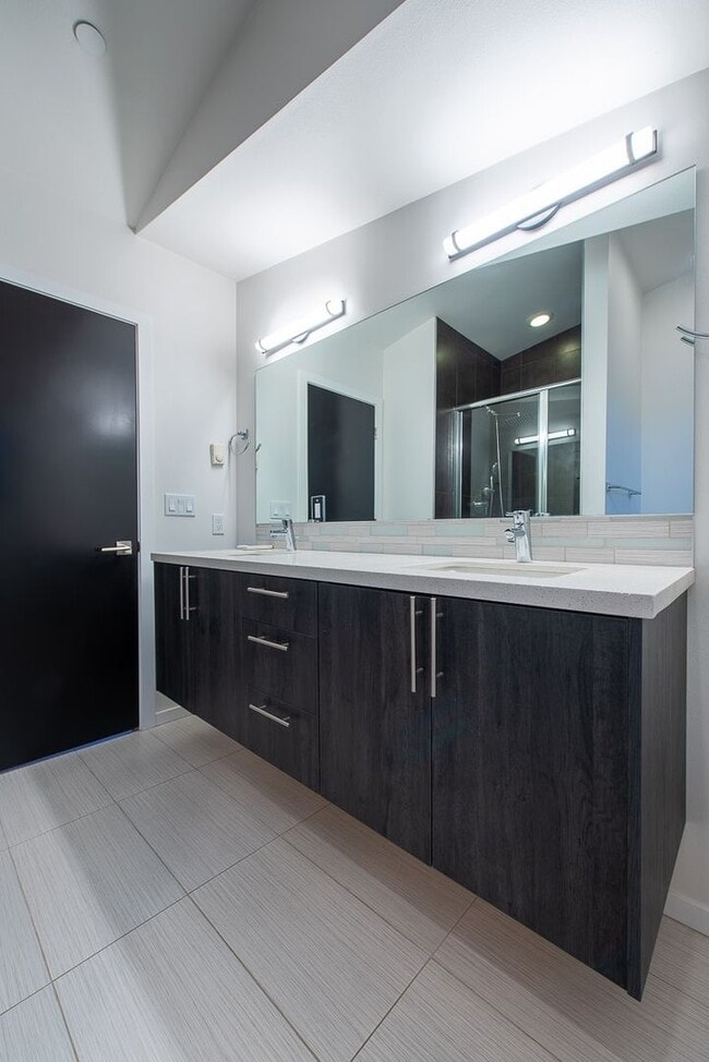 Building Photo - Modern New Construction Townhome | EV Park...