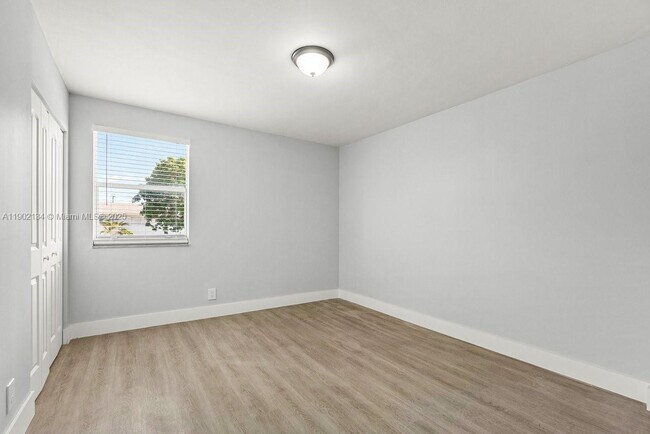 Building Photo - 1530 Crescent Cir