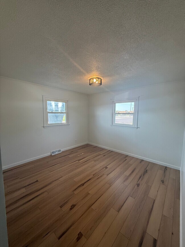 Building Photo - 1301 Koch St