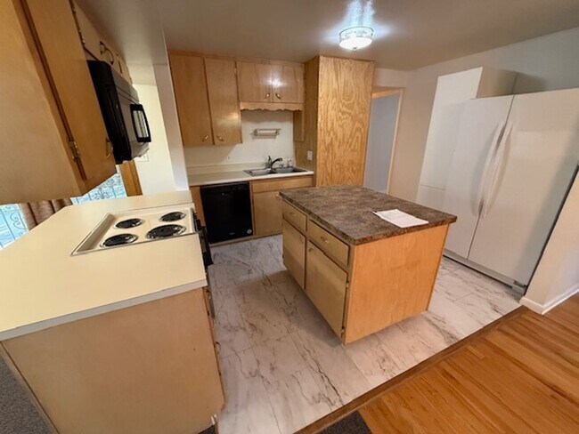 Building Photo - Close to CSU 4 Bed!