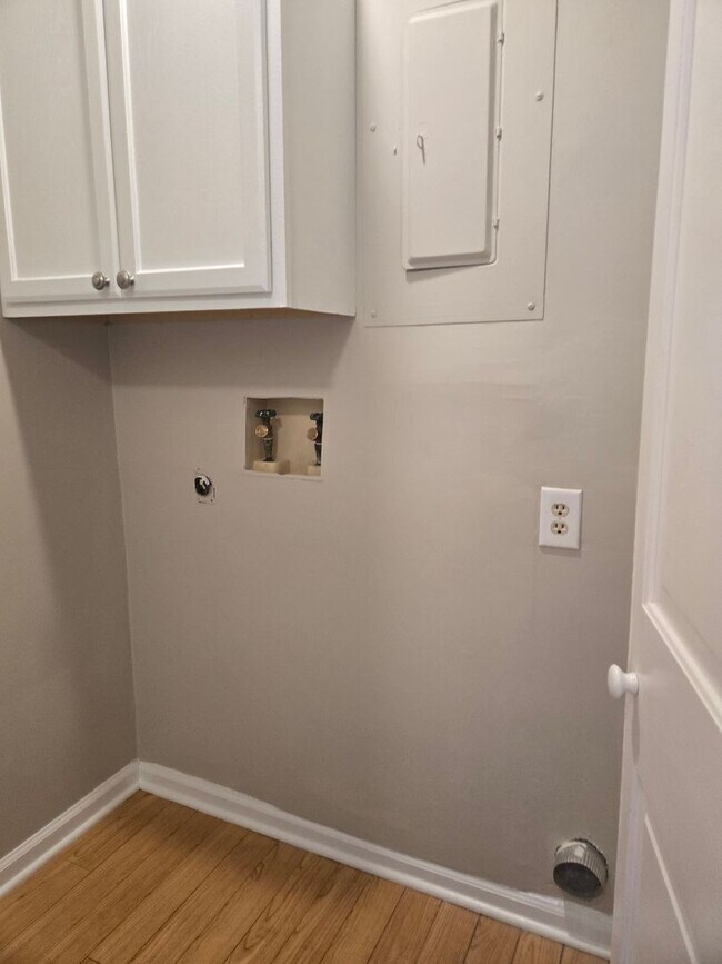 Building Photo - Spacious Townhome with Fully Fenced Privat...