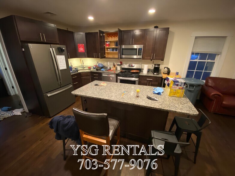 Building Photo - 27 Wait St