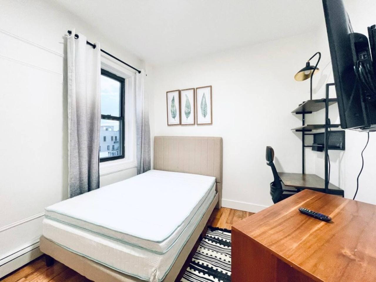Building Photo - Furnished room/NOT APARTMENT