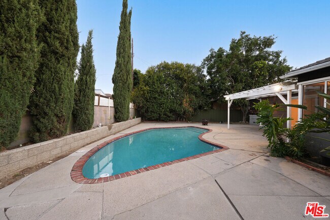Building Photo - 6932 Mammoth Ave