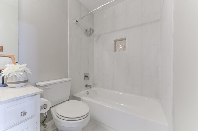 Building Photo - 5701 Village Arbour Dr