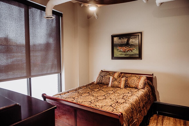 Building Photo - 275 S Limestone