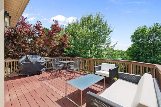 Building Photo - *Beautifully Updated & Spacious 4BD/4BA Si...