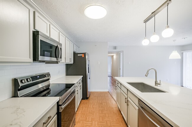 Building Photo - 8051 Bay Branch Dr