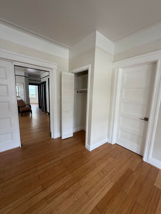 Building Photo - 425 75th St