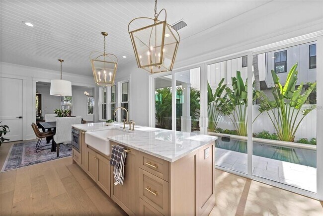 Building Photo - 321 12th Ave NE