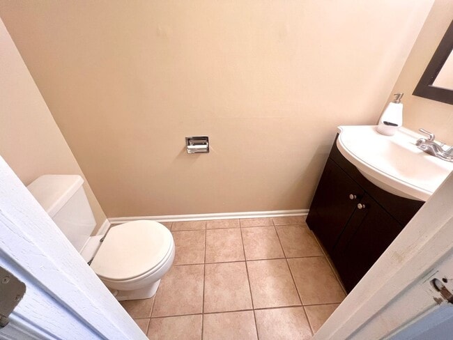 Building Photo - 17 Le Jardin Ct