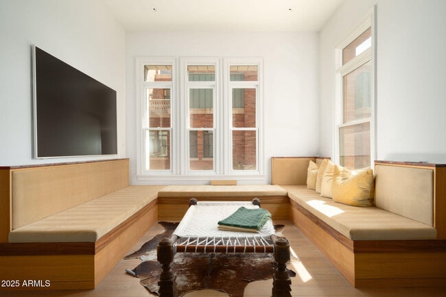 Building Photo - 50 W Palm Ln