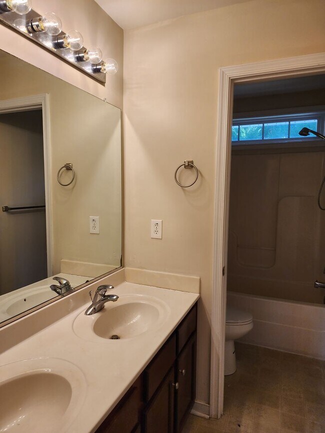 Building Photo - Beautiful 5 Bedroom Home in Watermill Subdivision!
