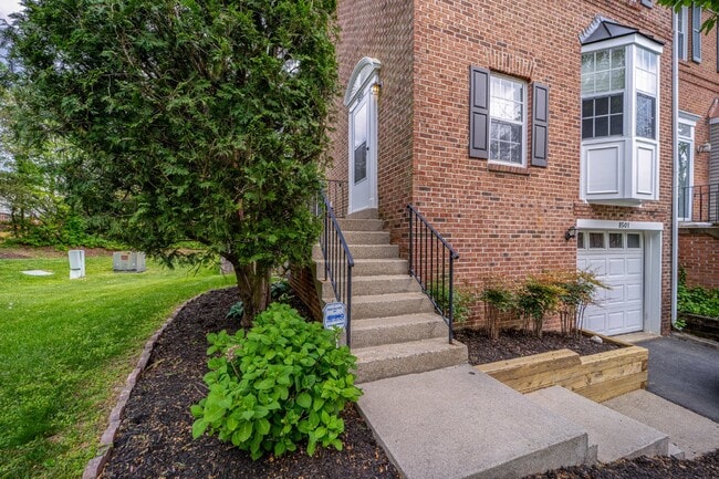 Building Photo - Three-level end unit townhome!