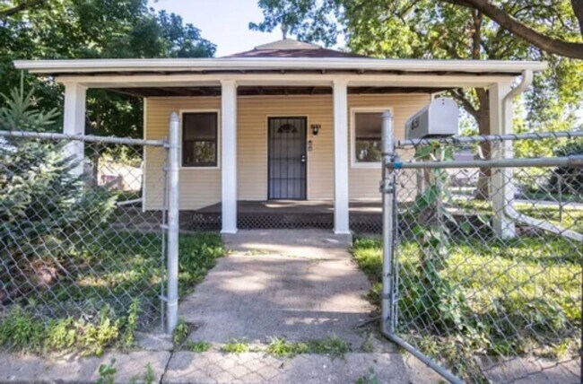 Building Photo - Cozy 2 Bed 1 Bath House in Council Bluffs!