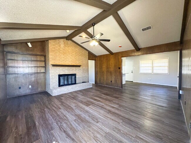 Building Photo - Charming 2/2/1 Freshly Remodeled