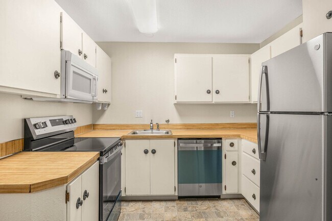 Building Photo - Great Grass Lawn Community Condo