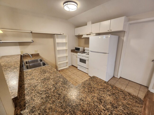 Building Photo - 608 Genard St