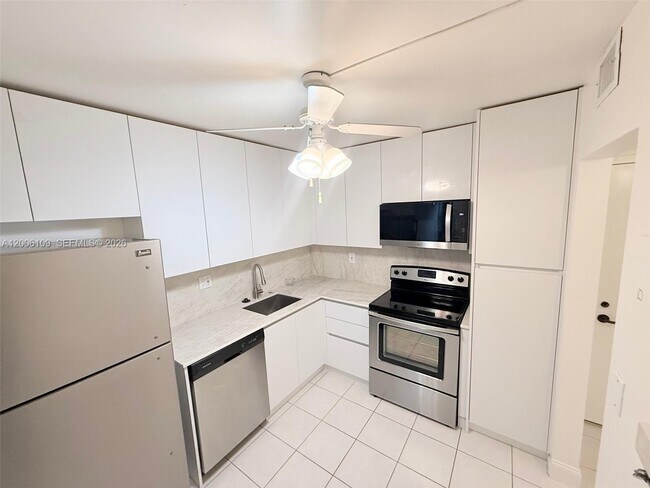 Building Photo - 1400 St Charles Pl