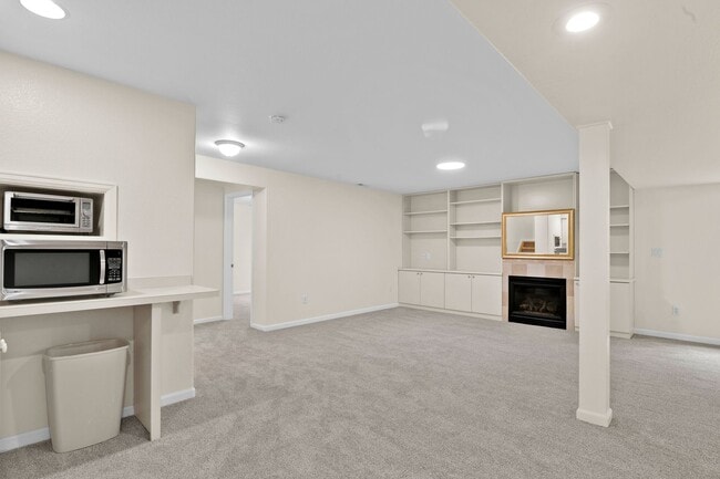 Building Photo - Beautiful home with 5 bedrooms, 3 1/2 bathrooms, 3-car garage available now!