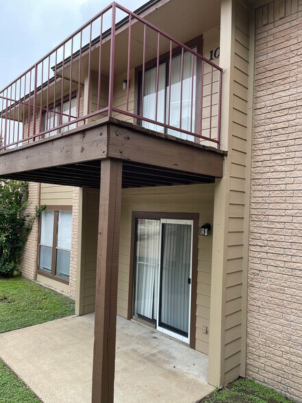 Building Photo - 1007 Spring Loop