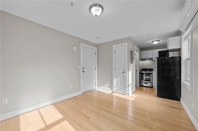 Building Photo - 16 Brinley St