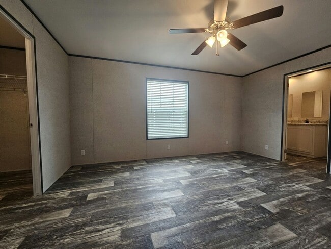 Building Photo - 464 Suwanee Dr