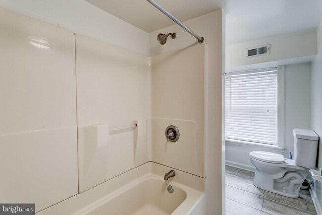 Building Photo - 1458 Riverside Ave