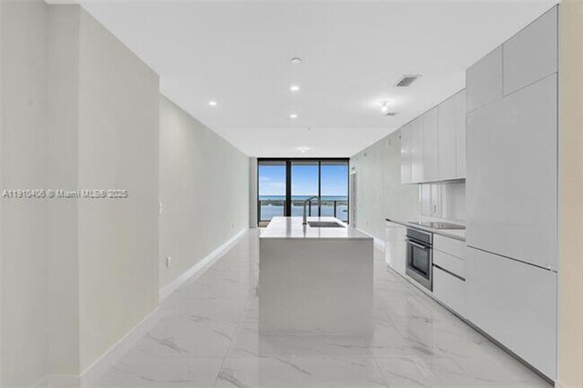 Building Photo - 700 NE 24th St