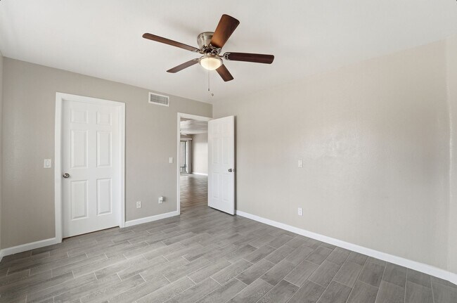 Building Photo - Central Phoenix Gem! Private Patio, Gated, Pool + Underground Parking