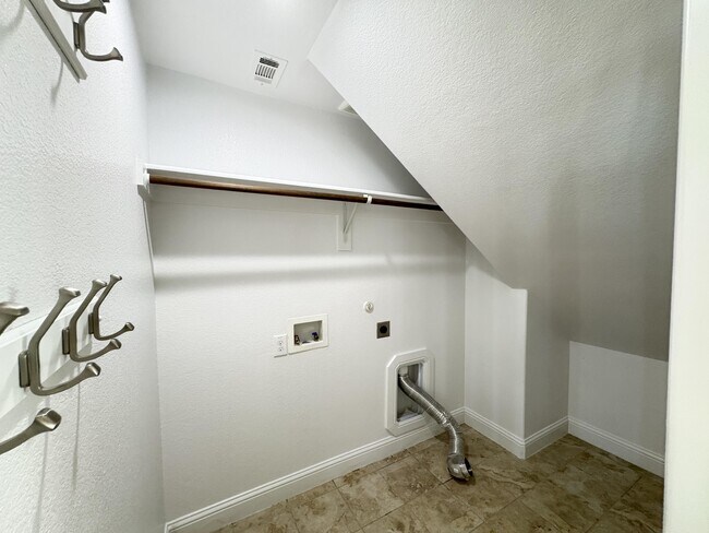 Building Photo - 7952 Ashwood Ln