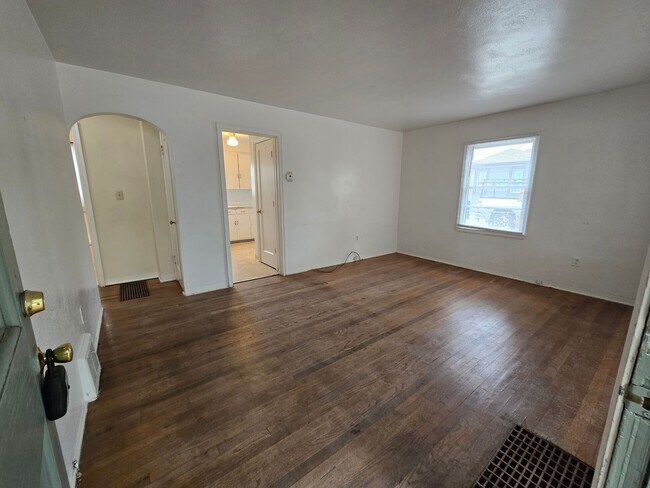Building Photo - Spokane Valley Home Available Now!