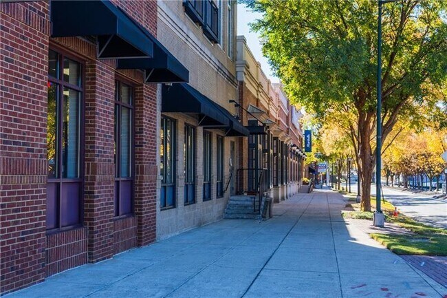 Building Photo - 1221 Caroline St NE