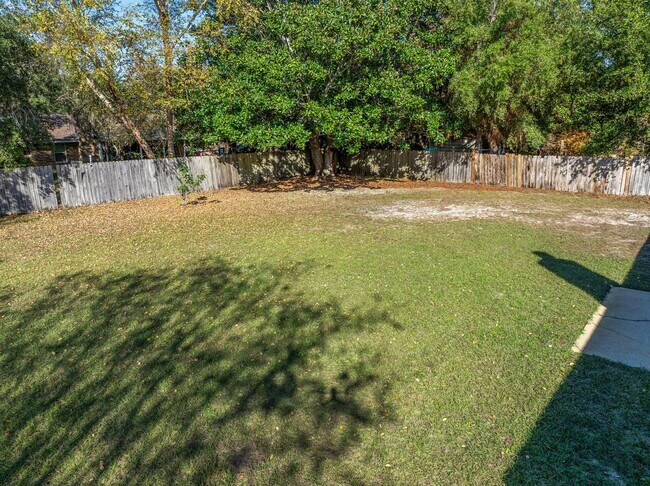 Building Photo - Updated Home in Raintree Estates!