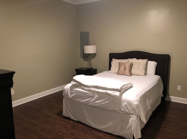 Building Photo - 1626 17th Ave E