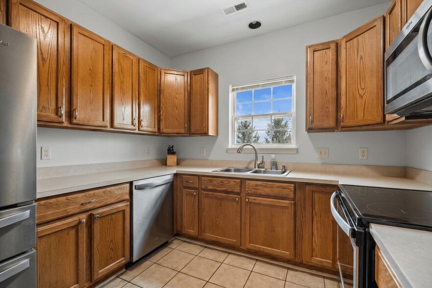Building Photo - 17200 Addington Dr