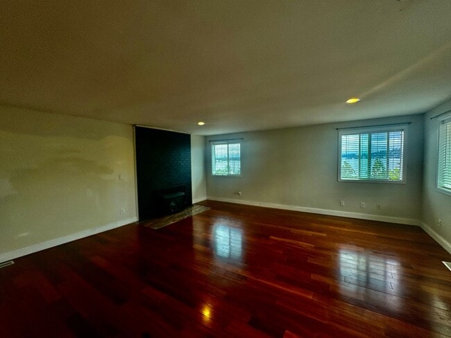 Building Photo - Must See Home!!