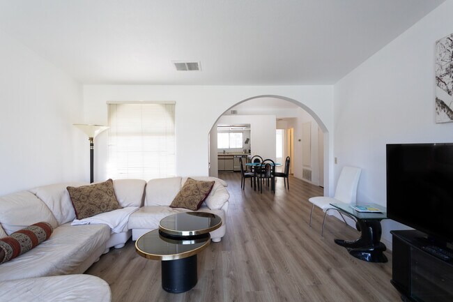 Building Photo - 505 S Farrell Dr