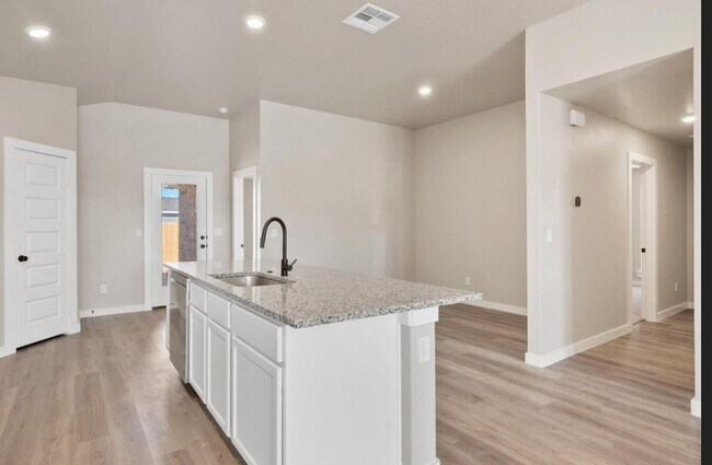 Building Photo - PRE LEASING NOW - AVAILABLE 7/14