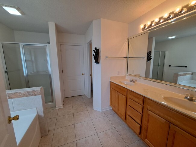 Building Photo - Recently renovated 4BR/3BA close to NAS an...