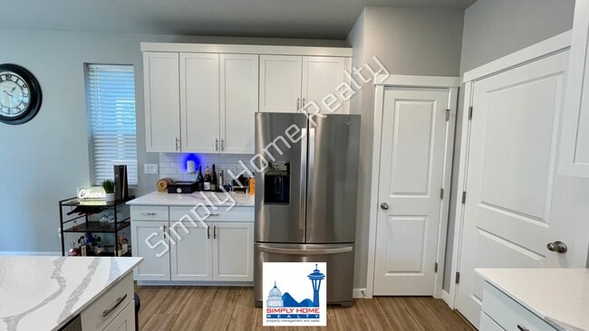 Building Photo - Step into the luxurious comfort of your dream home!