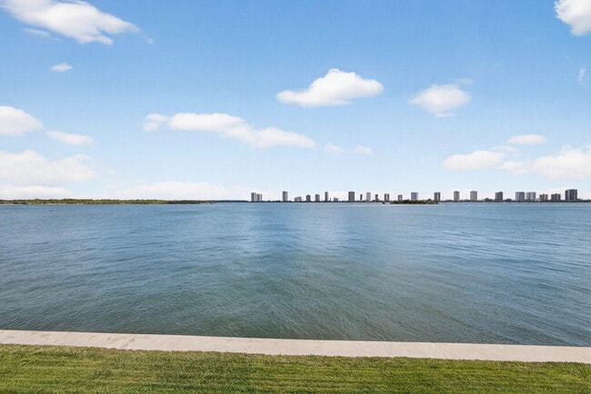 Building Photo - 100 Shore Ct