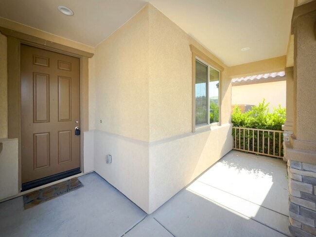 Building Photo - Beautiful 2 Story 5 Bedroom SOLAR Home + L...
