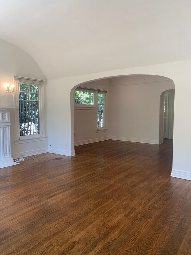 Building Photo - 1010 Havenhurst Dr