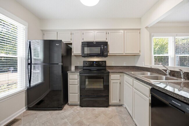 Building Photo - Beautiful End-Unit Townhome with Fresh Updates in Convenient Raleigh Location!