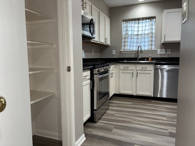 Building Photo - 2427 Halstead Dr