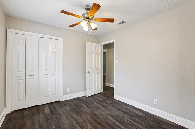 Building Photo - 5900 Gateshead Dr