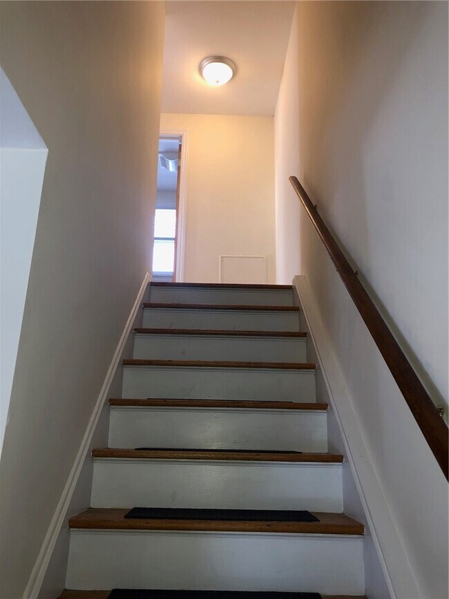Building Photo - 214 E Spruce St